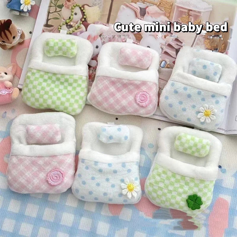 ▶1Pcs Cute Plush Four-leaf Clover Doll Bed 8*6*1CM Soft Sleeping Bag Mini Doll Room Decoration Furniture Doll Accessories