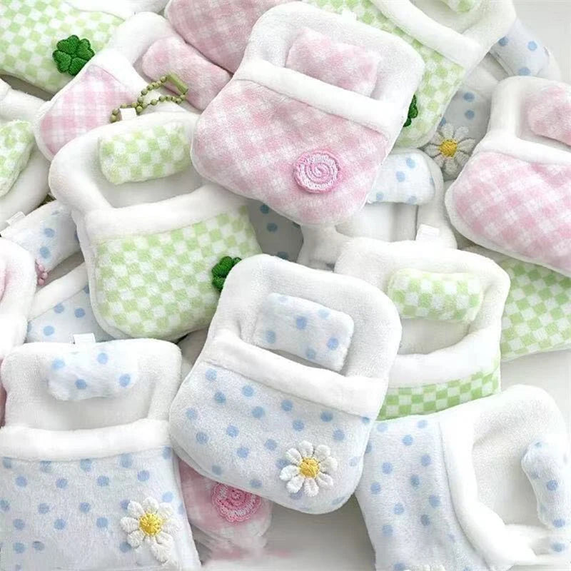 ▶1Pcs Cute Plush Four-leaf Clover Doll Bed 8*6*1CM Soft Sleeping Bag Mini Doll Room Decoration Furniture Doll Accessories
